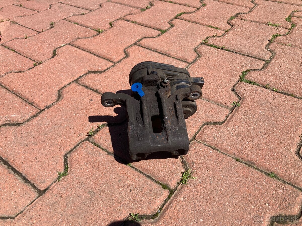 Kia Cee'd 2016 brzdový strmeň - 7