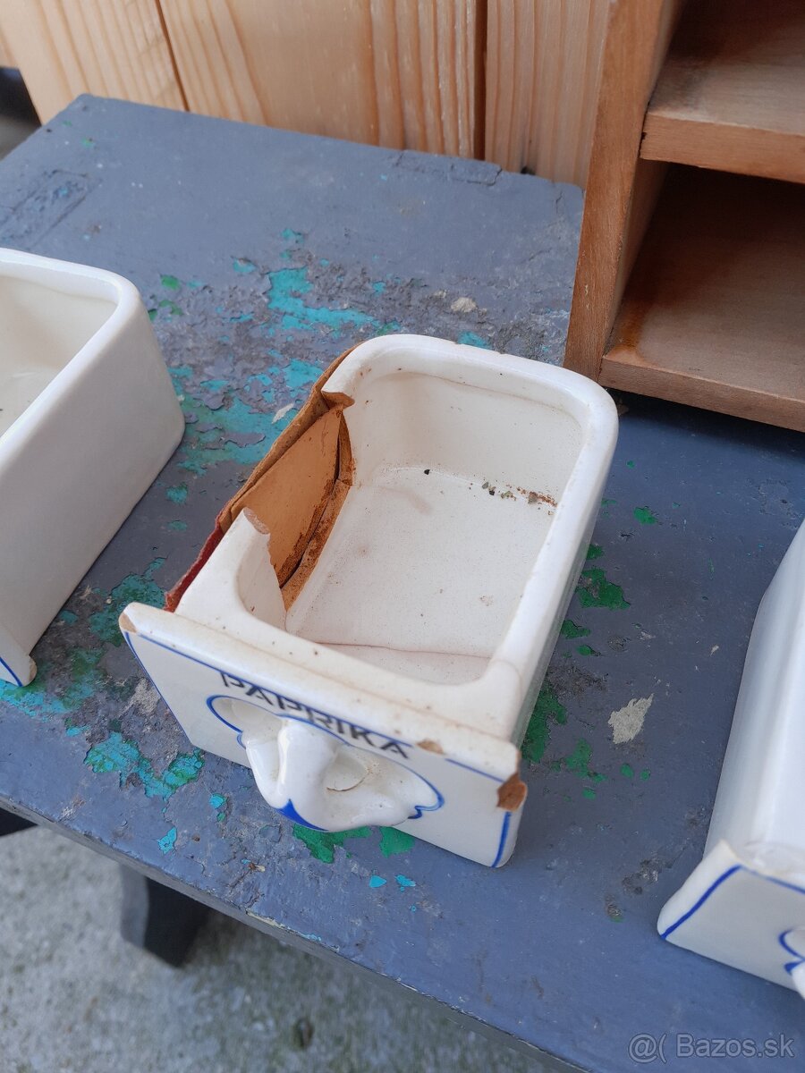 Predám keramické koreničky v drevenej poličke - 7