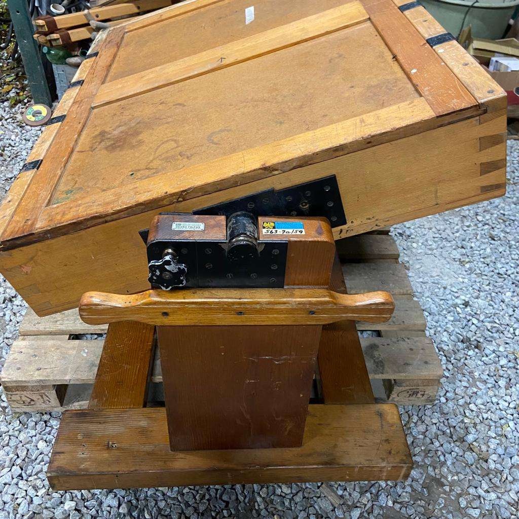 Masívny vitrínový stôl - 7