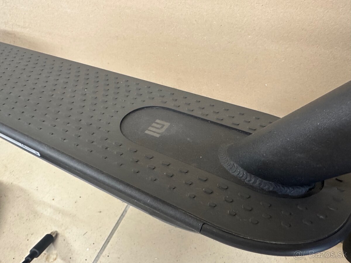 Predám zánovná kolobežka XIAOMI pro 2, nájazd 125km - 7