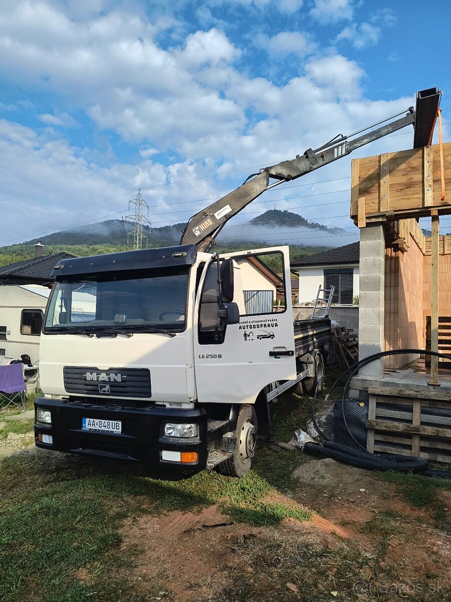 Nákladná doprava vyklápačom s hydraulickou rukou a dodávkou - 7