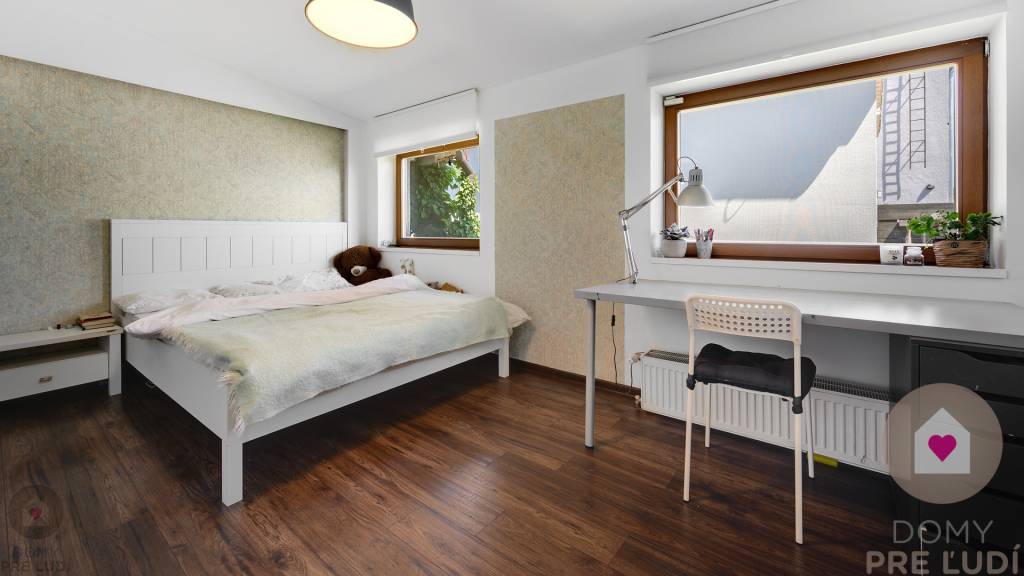 MA/ZOHOR - Rodinný dom s 2 bytovými jednotkami a 3 garážami - 7