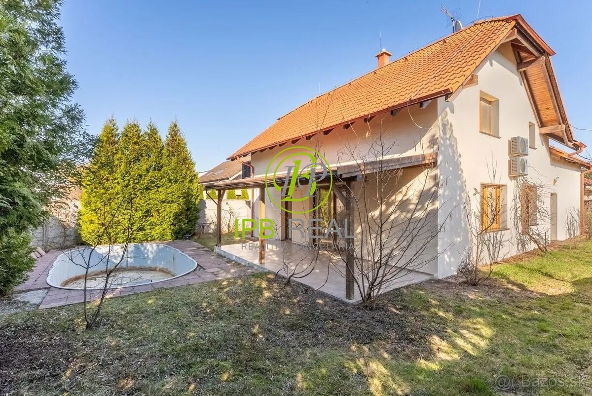 Priestranný rodinný dom s dvojgarážou v Malinove - 7