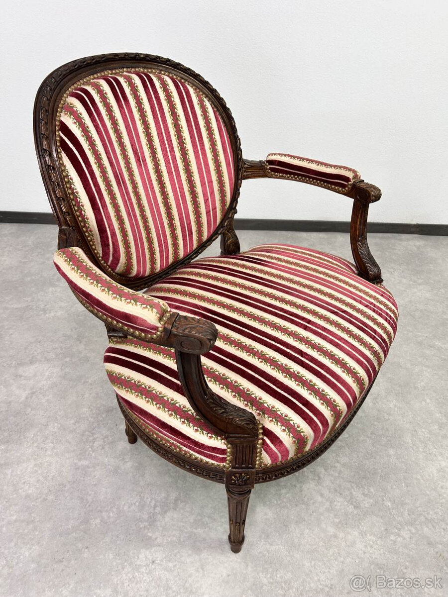 masívne široké kreslo v honosnom klasiciznom štýle - 7