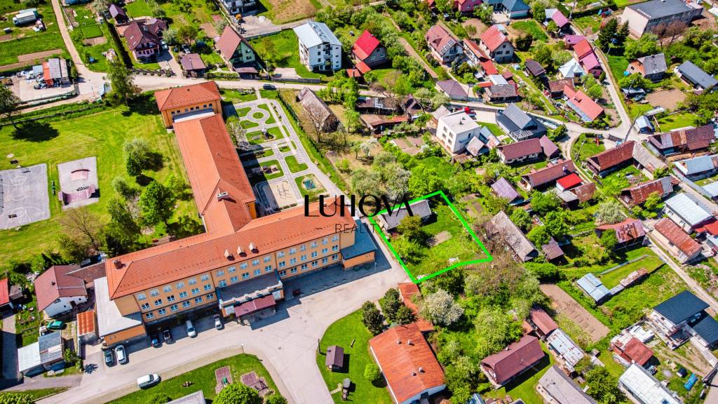 PAPRADNO_Krásny, slnečný pozemok v centre obce - 7