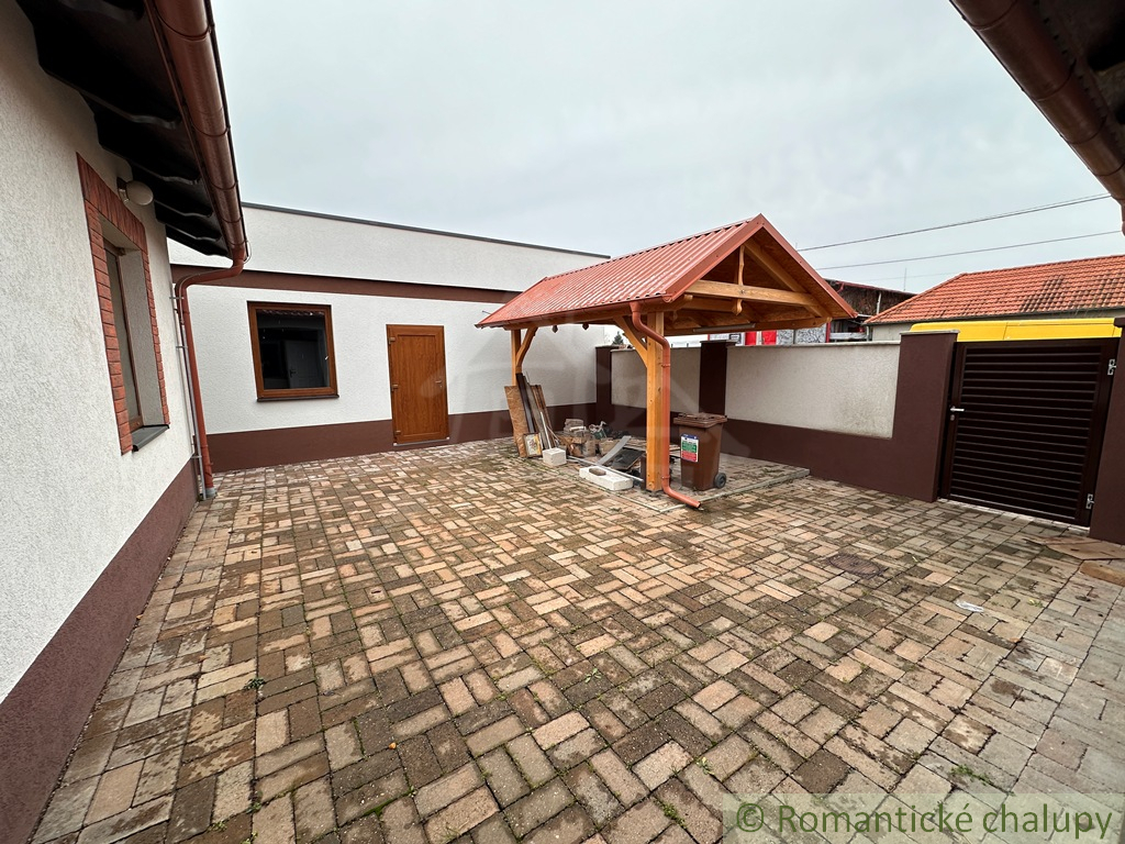 Priestranný rodinný dom v Kolárove – ideálne bývanie aj in - 7