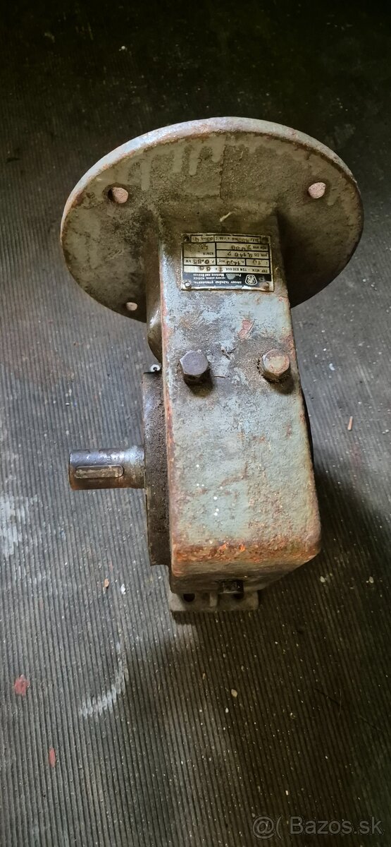 Predám uhlovú prevodovku v pomere 10 ku 1 - 7