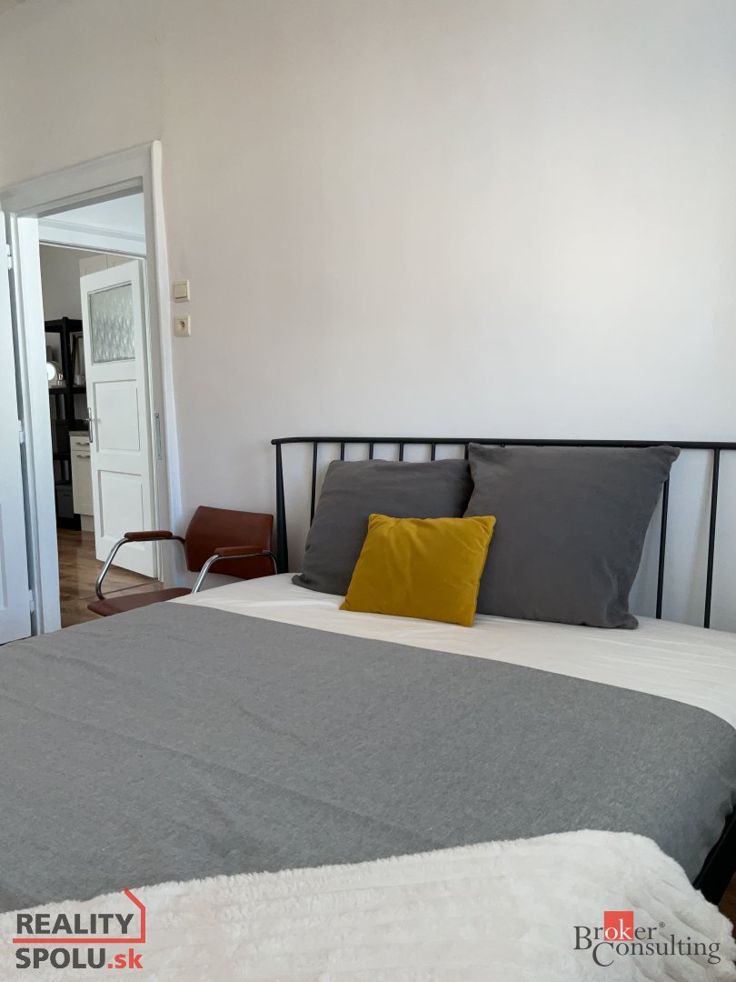 REZERVOVANÉ: Štýlový 2-izbový byt s historickým nádychom a u - 7