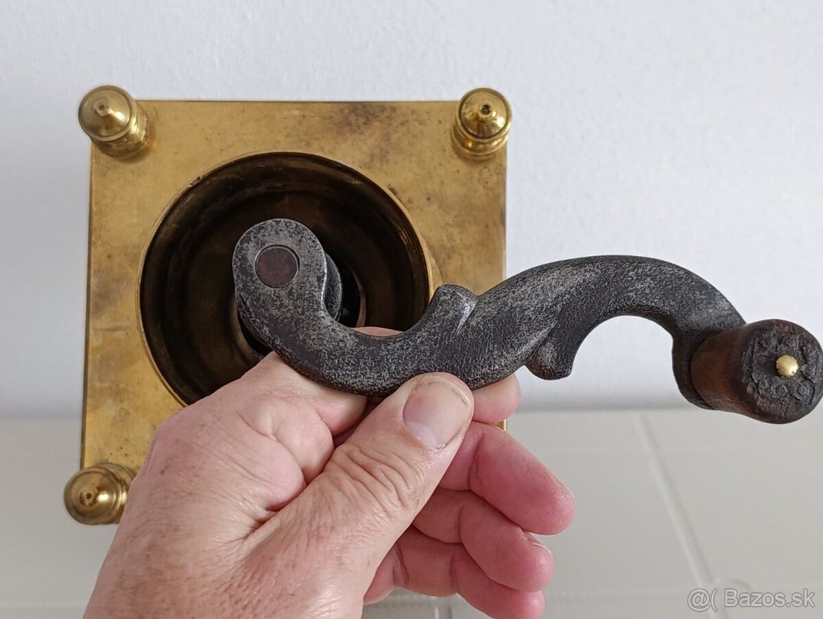 Krásný starožitný mlyncek na kavu, ručně kované sloupky. - 7