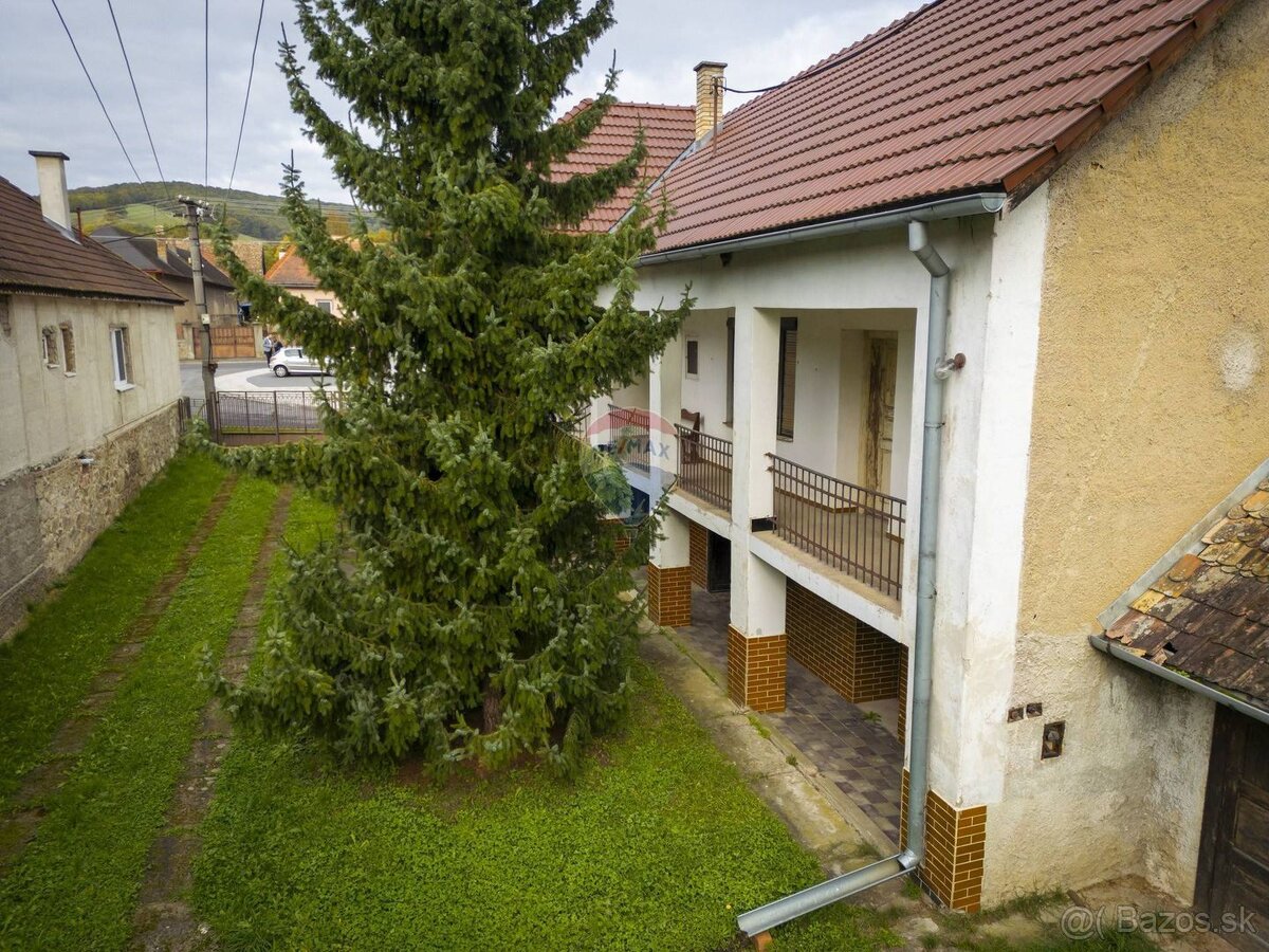 Utešený dom na predaj s veľkou záhradou v dedinke České Brez - 7