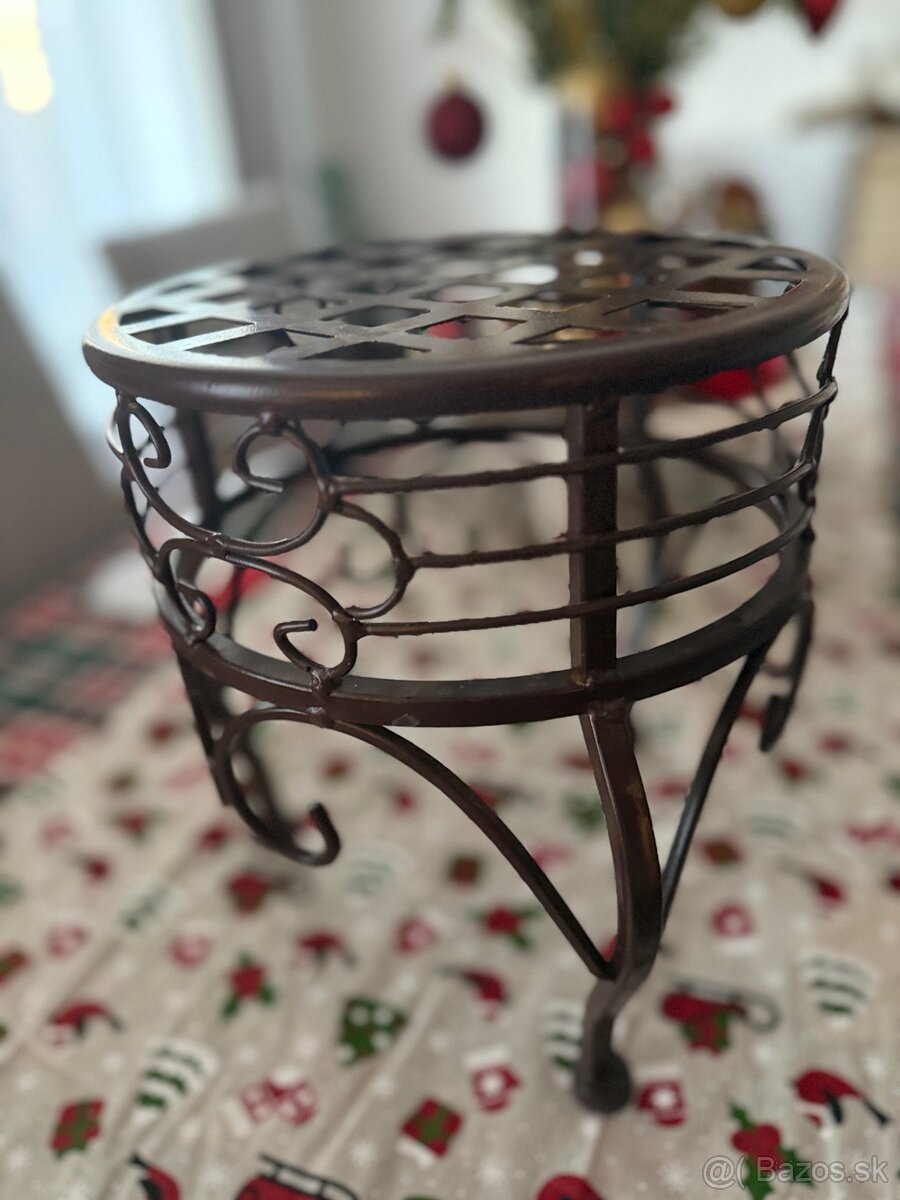 Kovový stojan na kvety – dekoratívny stolček - 7