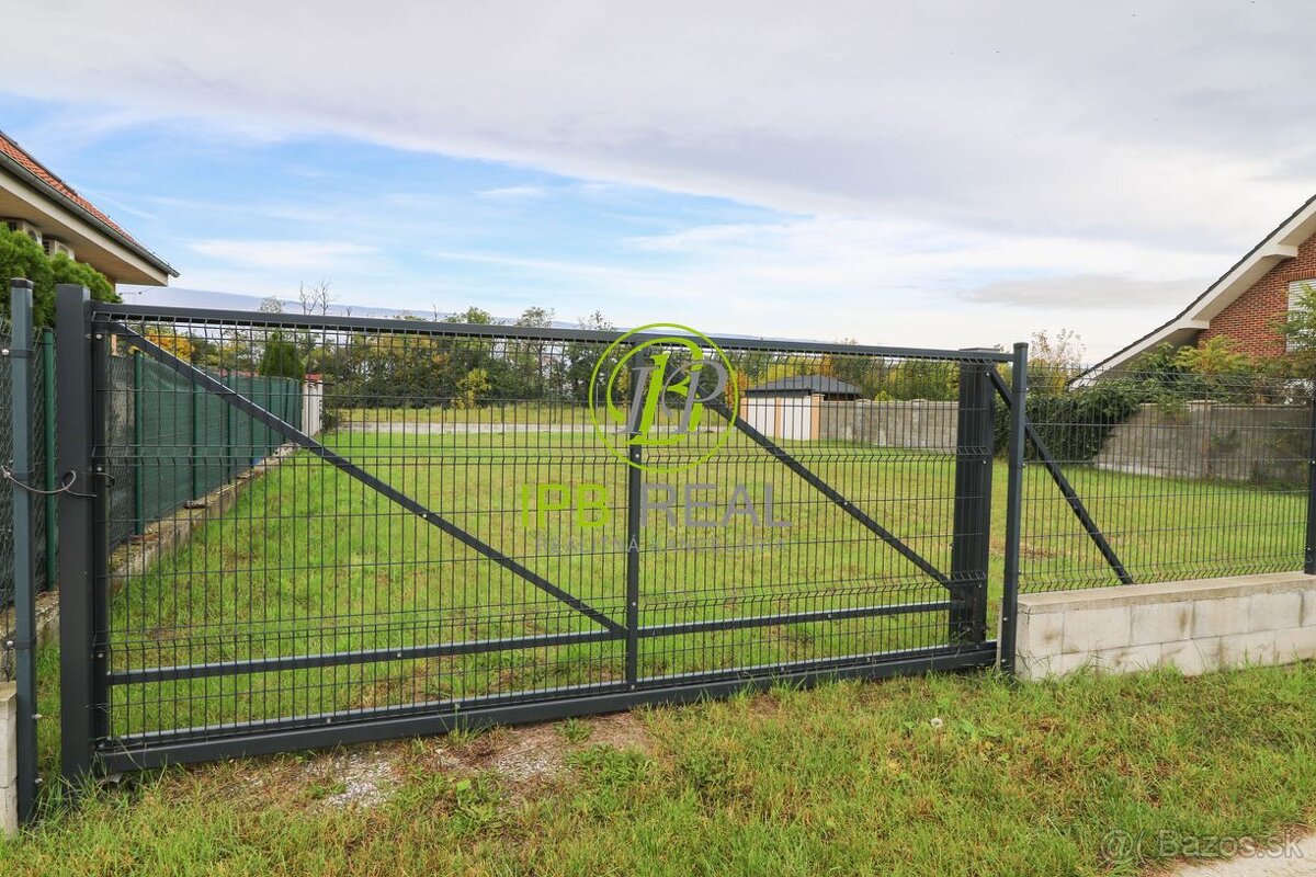 Stavebný pozemok pri jazere so súkromným prístupom k vode v - 7