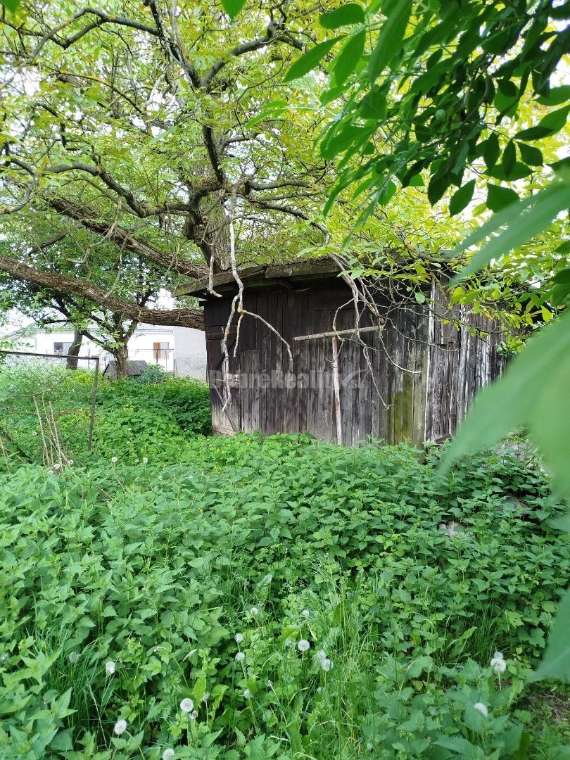 Veľký stavebný pozemok s rodinným domom v tichom prostredí . - 7