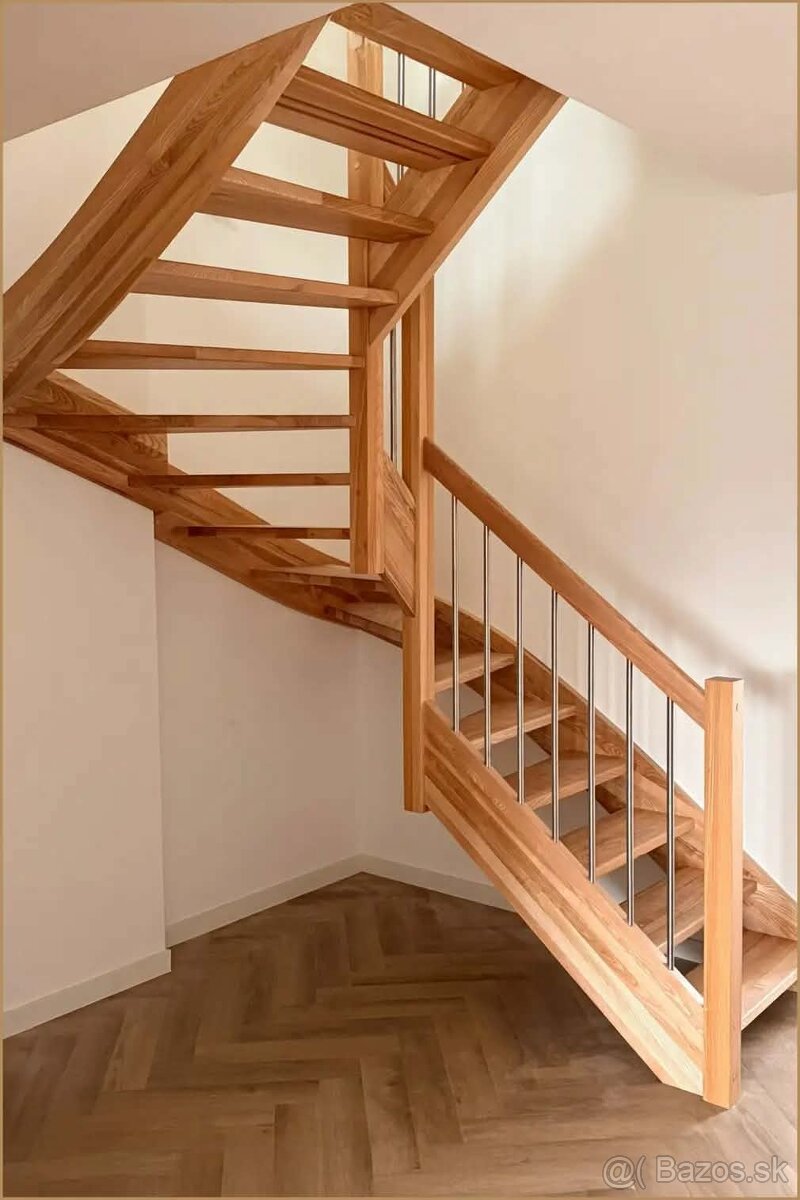 Samonosné drevené schody so zábradlím - 7