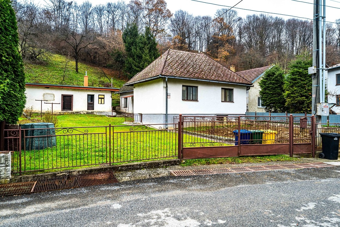 GIRALTOVCE-veľký pozemok 2.196 m2, podpivničený dom, 3xizba - 7