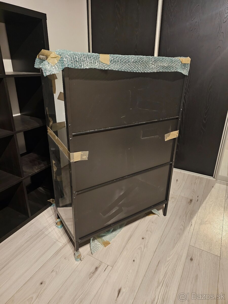 IKEA čierna vitrína - 7