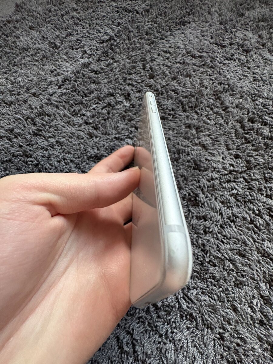 iPhone 8 - 100% batéria - 7