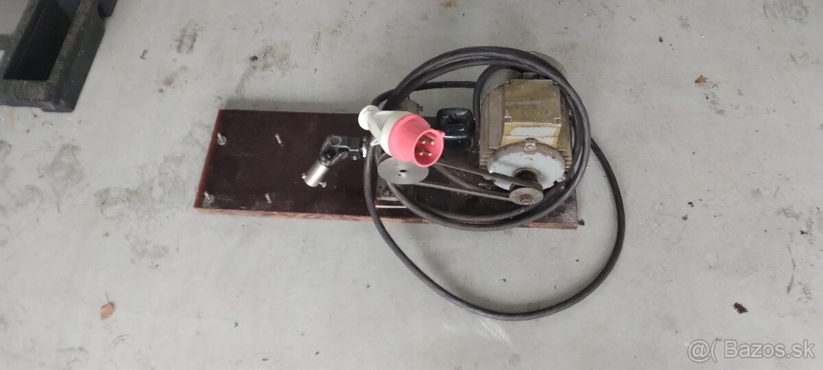 Predám ponk, kovovú skriňu, motor s prevodovkou na mlynček - 7