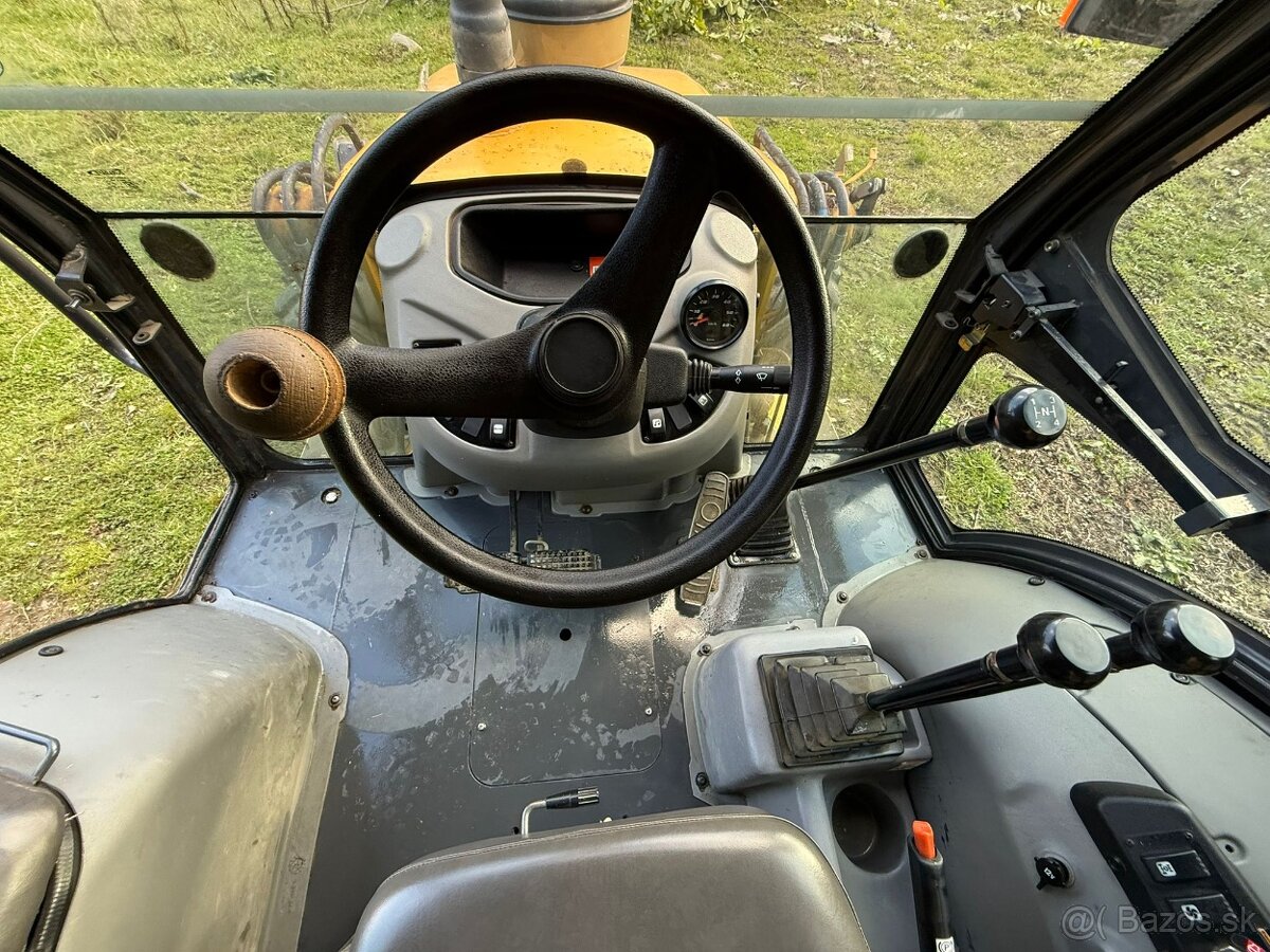 Bager , New Holland B80B - 7