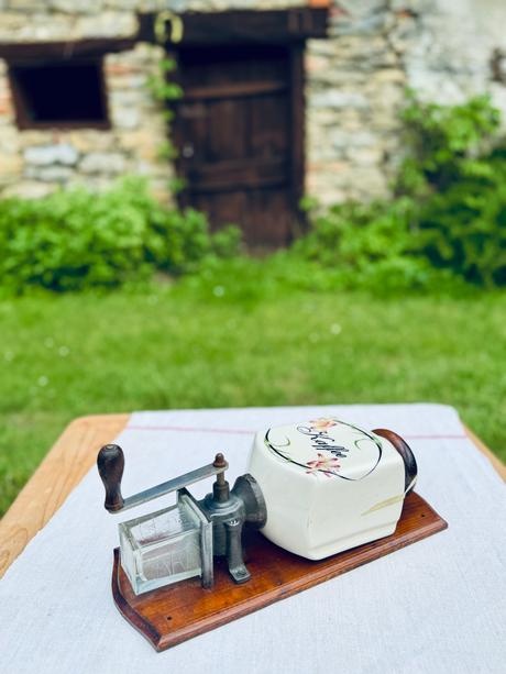 Starožitný nástenný porcelánový mlynček na kávu - 7