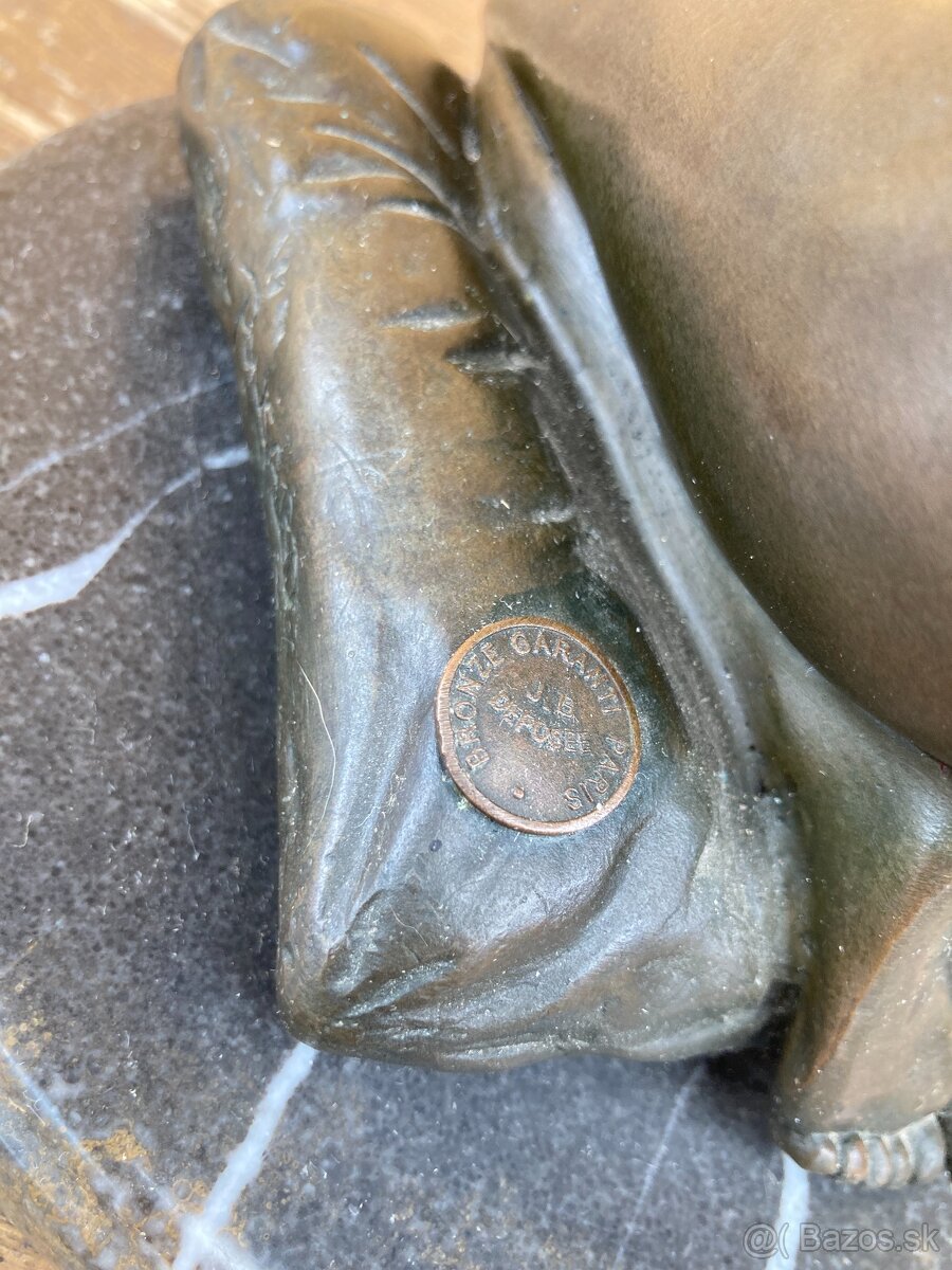 Bronzová soška - Dívka s náhrdelníkem - 7