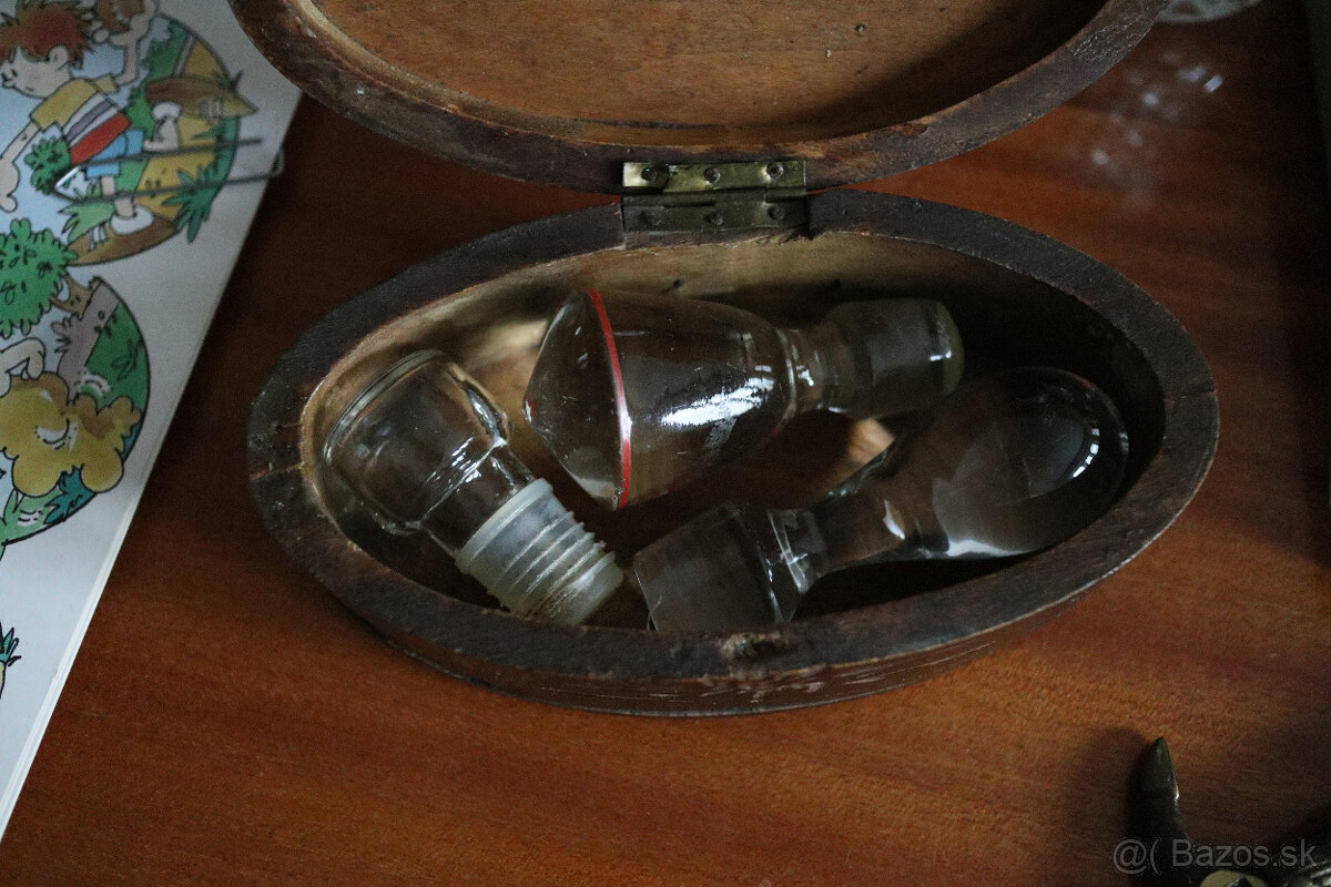 Hutné sklo - vázy, dózy, popolníky, poháre - 7