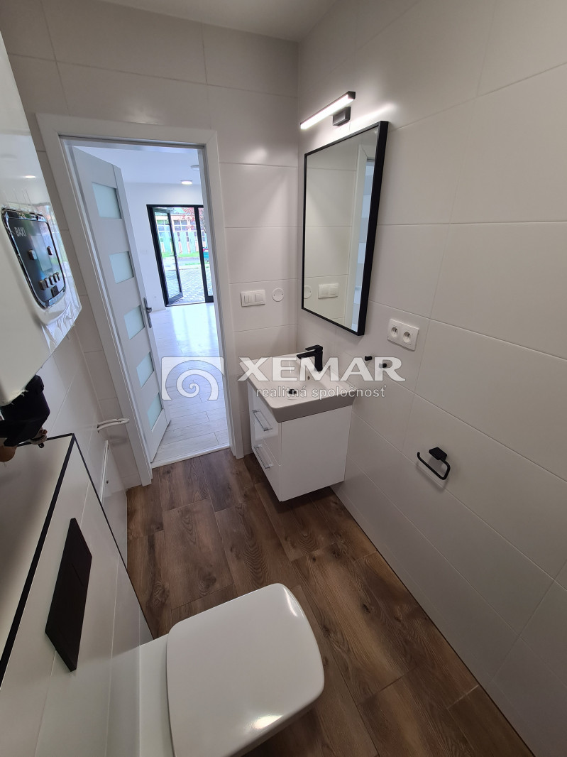 Na predaj obytný priestor s terasou v rodinnom dome v Hri... - 7