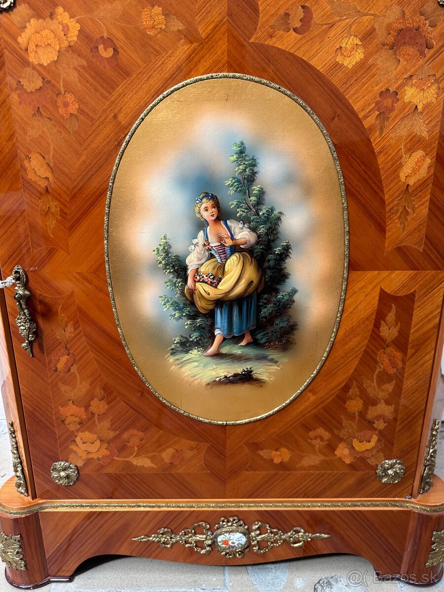 Komoda s bohatým zdobením - 7