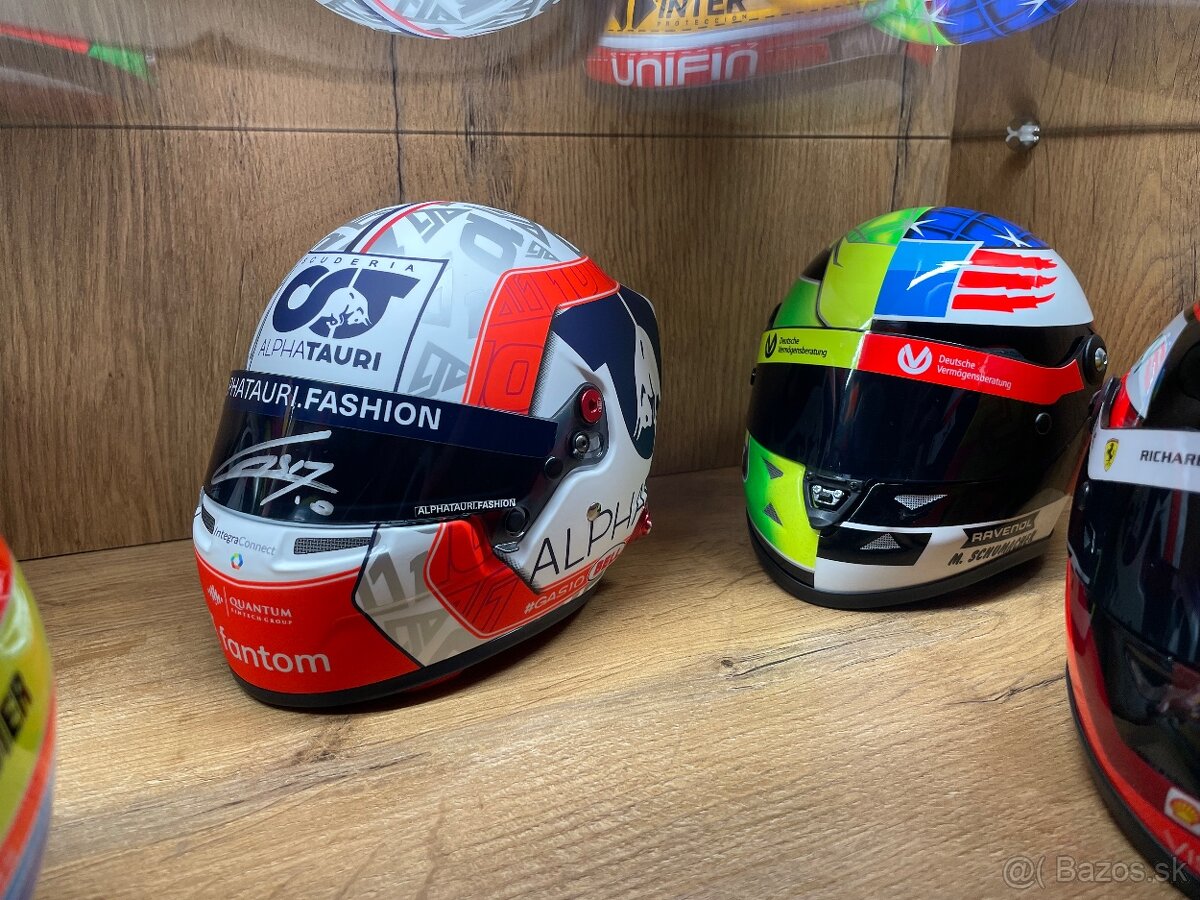 F1 helmy, šiltovky a modely - 7