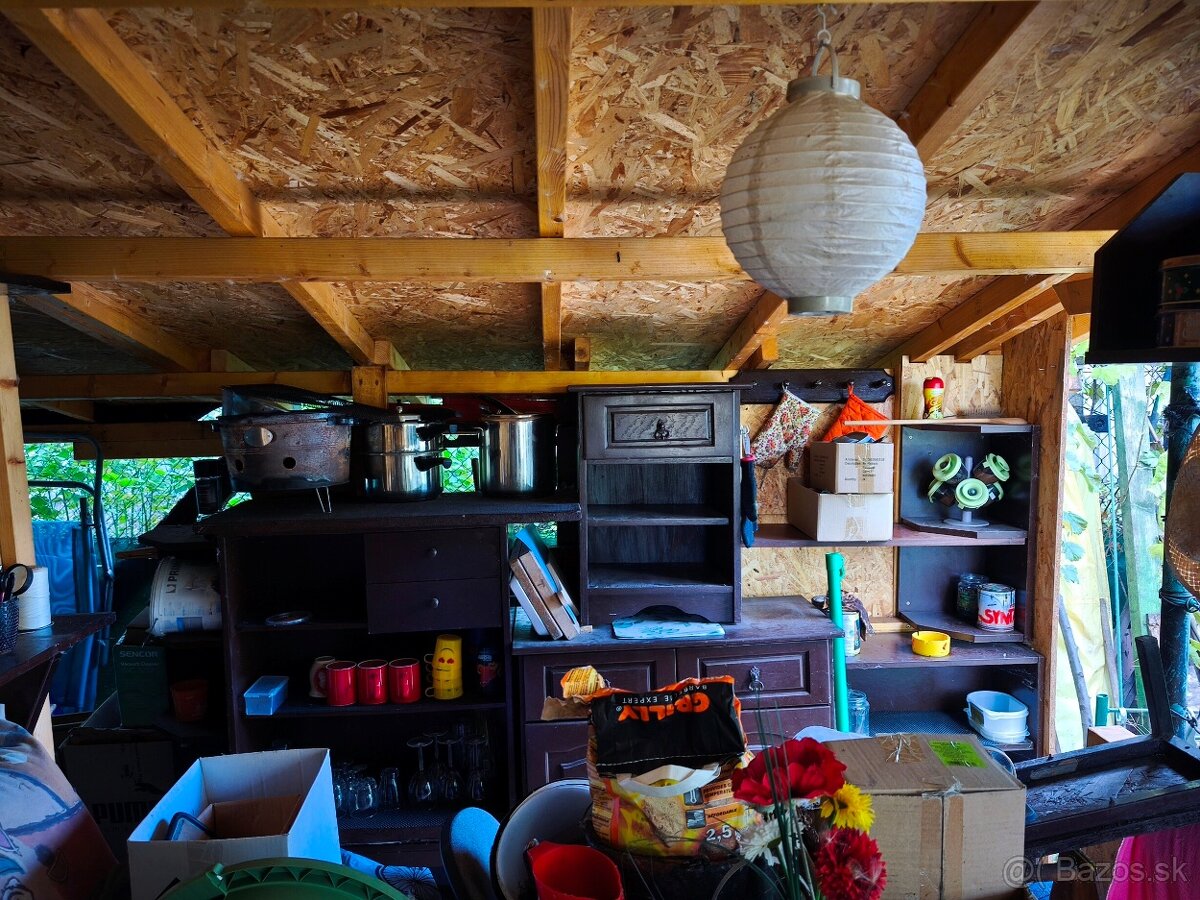 Udržiavaná záhrada so studňou a chatkou - 7