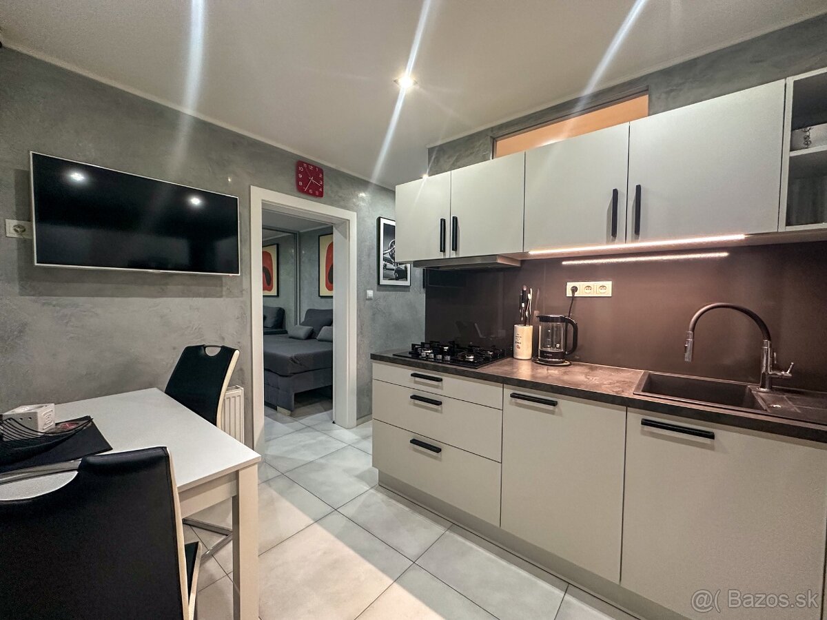 PREDAJ 1 izb. byt 35 m2 po kompletnej rek. ul. Škarvana - 7