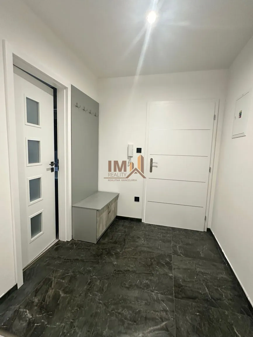 NA PRENÁJOM VEĽKÝ ZARIADENÝ 2i BYT S BALKÓNOM A PARKOVANÍM - 7