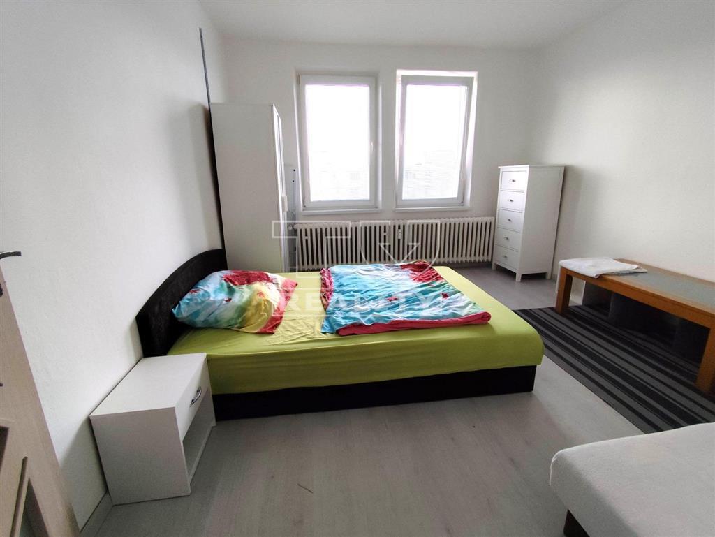 Predaj priestranného slnečného bytu s lodžiou aj... - 7