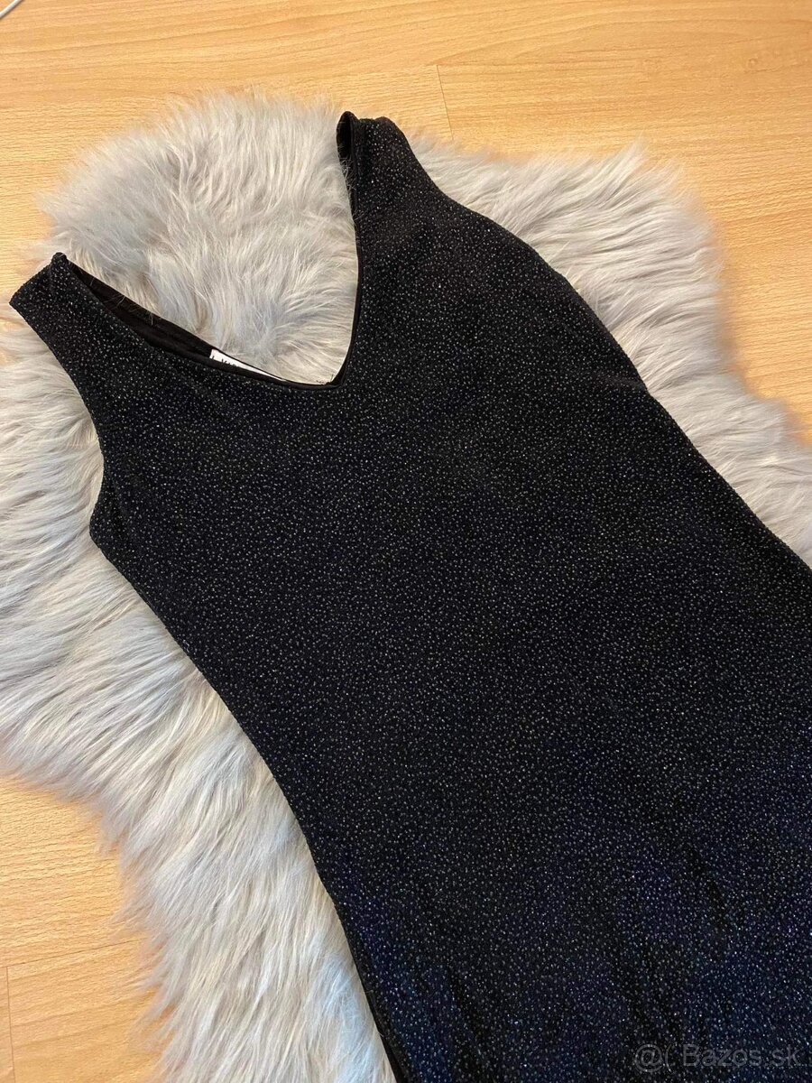 2x obtiahnuté šaty - 7