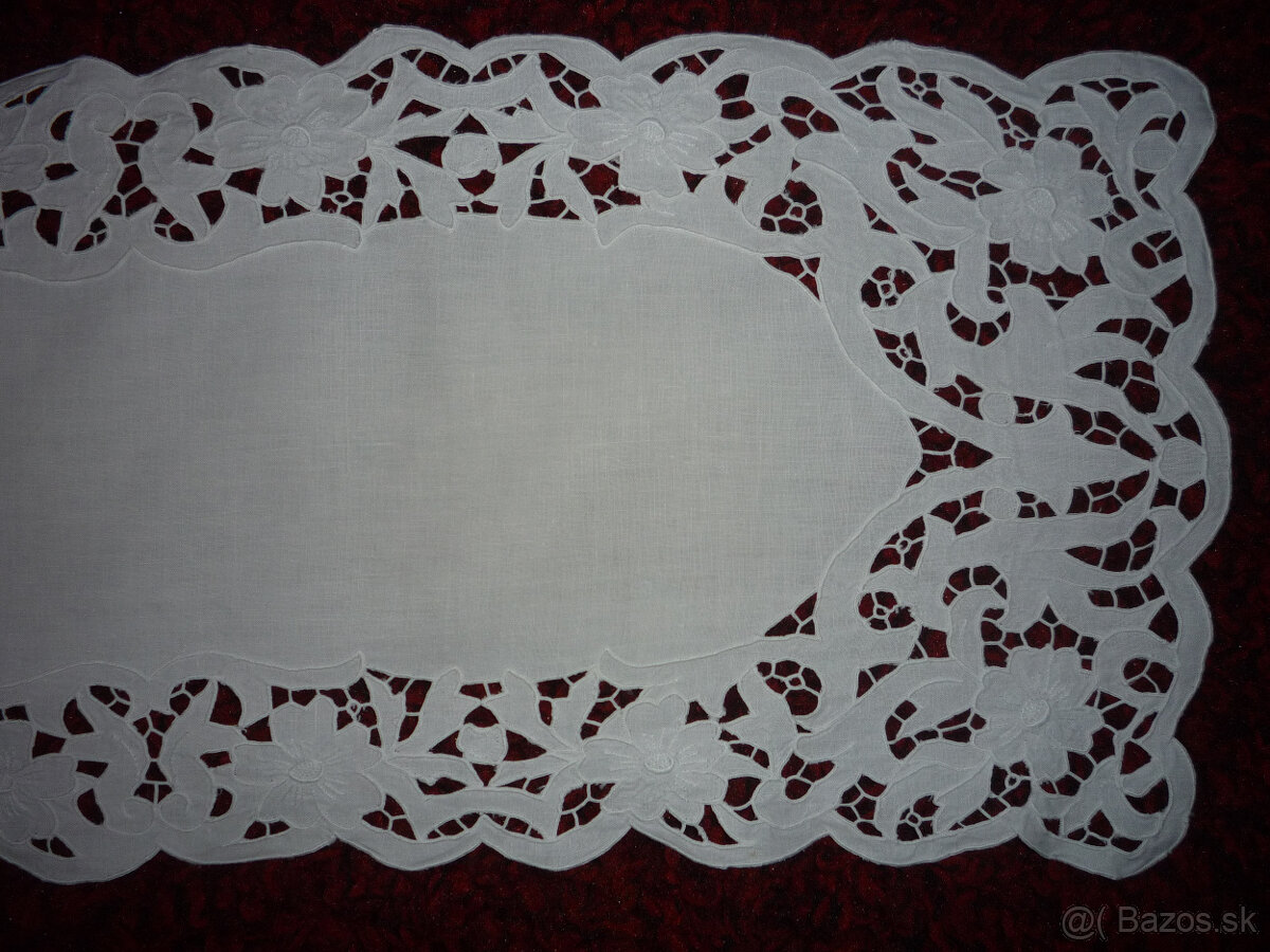 Obrus ozdobený paličkovanou čipkou + výšivka RICHELIEU - 7