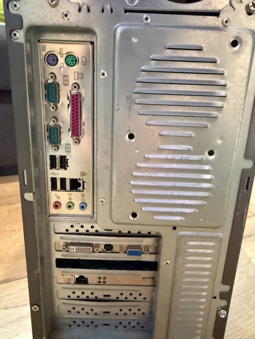 Stolový počítač s Windows XP – ideálny pre staršie programy - 7