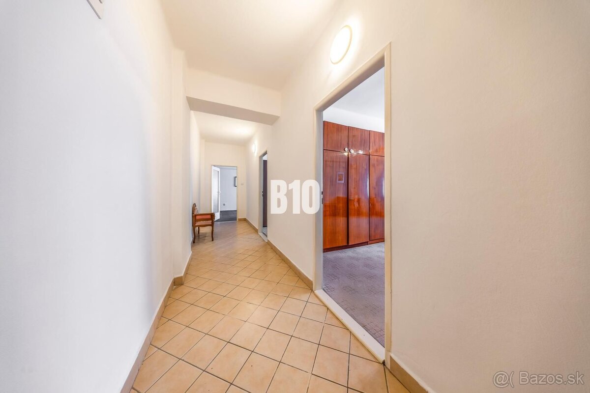 KRÍŽNA: VEĽKORYSÝ 4-IZBOVÝ BYT S RETRO ŠARMOM BLÍZKO CENTRA - 7