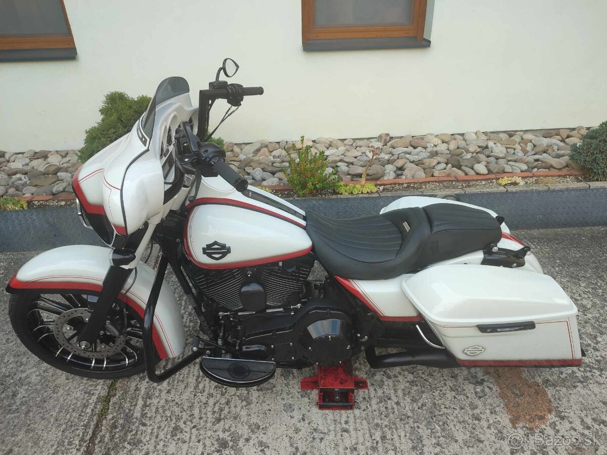 HARLEY DAVIDSON FLHX CUSTOM SPECIAL - 7