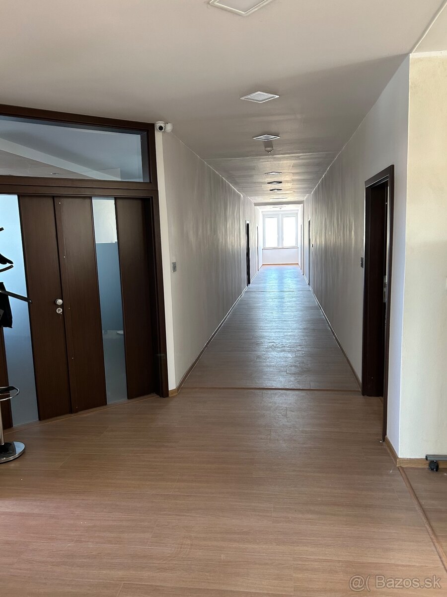 Kancelárie (31m2) blízko centra s parkovaním - 7