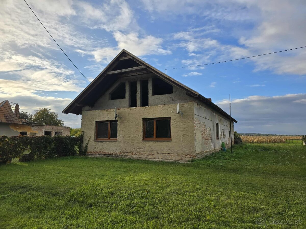 Dom v obci Medvecké - 7