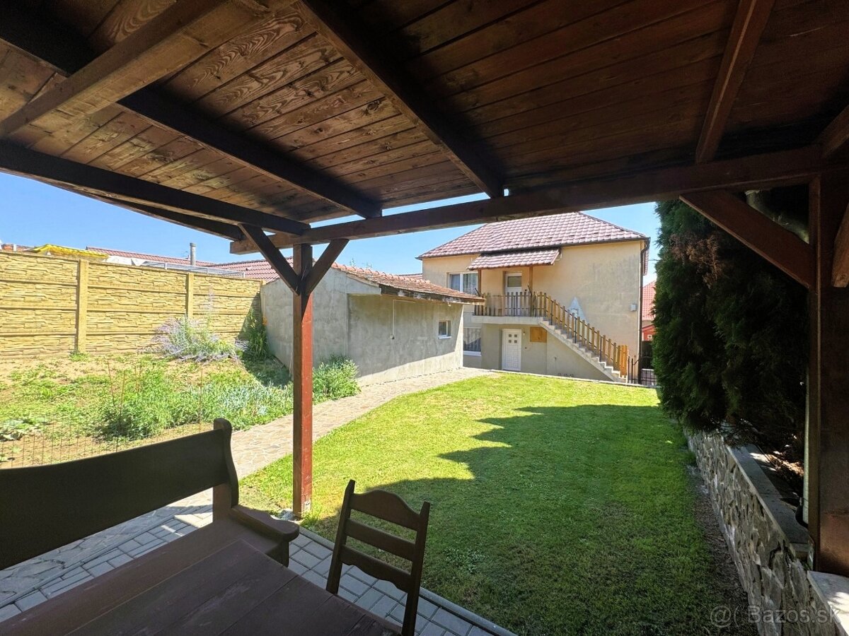 Veľký RD s bazénom v obci Petrova Ves - 2 samostatné bývania - 7