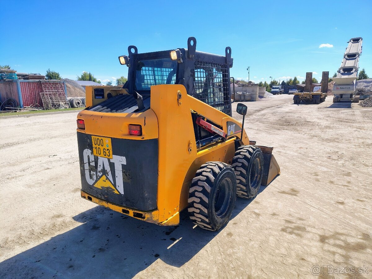 Nakladač CAT 226 - 7