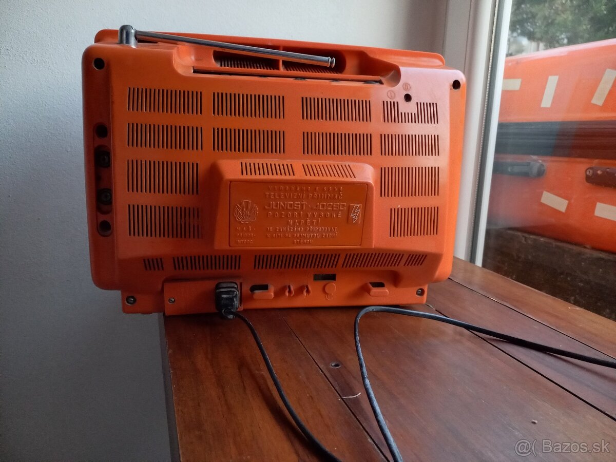 TV JUNOSŤ 402 BC cena 30 € - 7