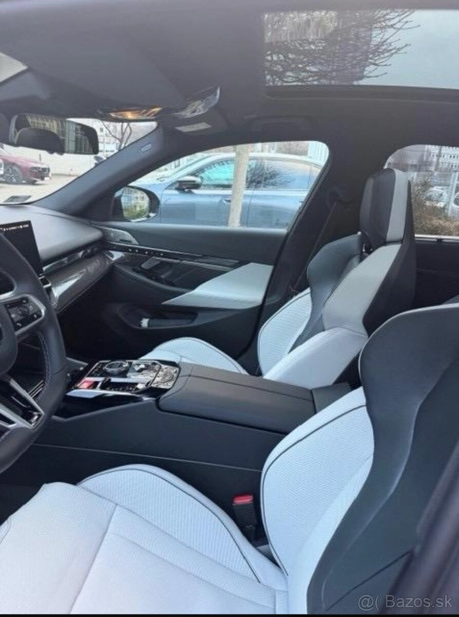 BMW M5 Sedan - 7