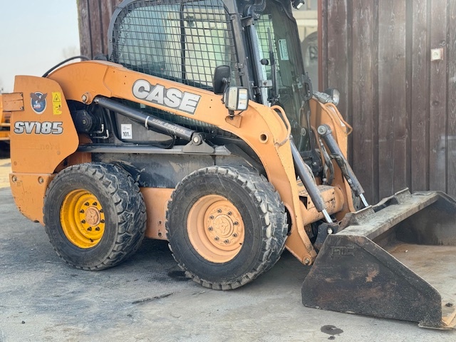 Smykový kolový nakladač Case SV185 - 7