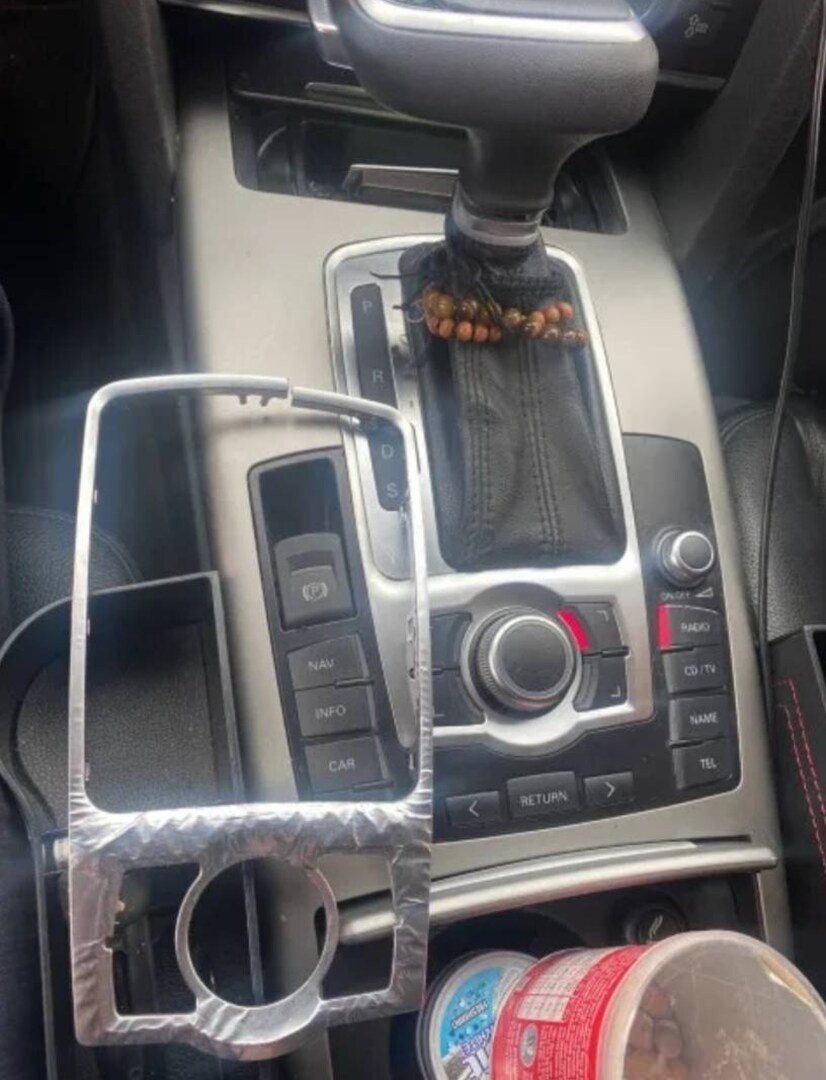 RAMIK NA STREDOVY PANEL AUDI Q7 A6 C6 - 7