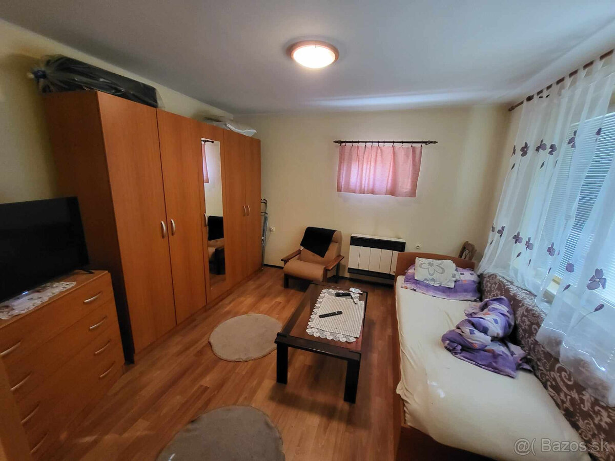 Tehlový 3 izbový rodinný dom v obci Bešeňov s veľkým pozemko - 7