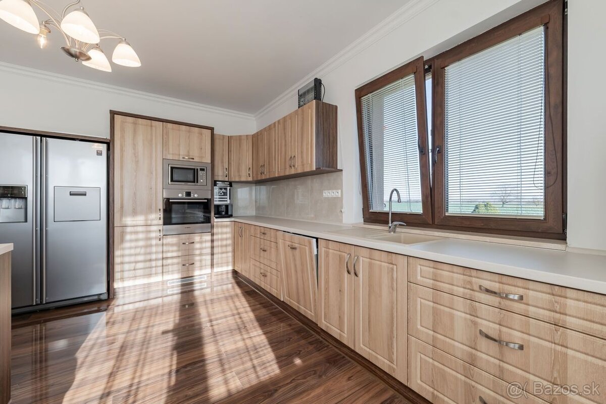 KOMÁROVCE - 4 IZBOVÝ RD 360 M2 SO SAUNOU, POZEMOK 3.629 M2 - 7