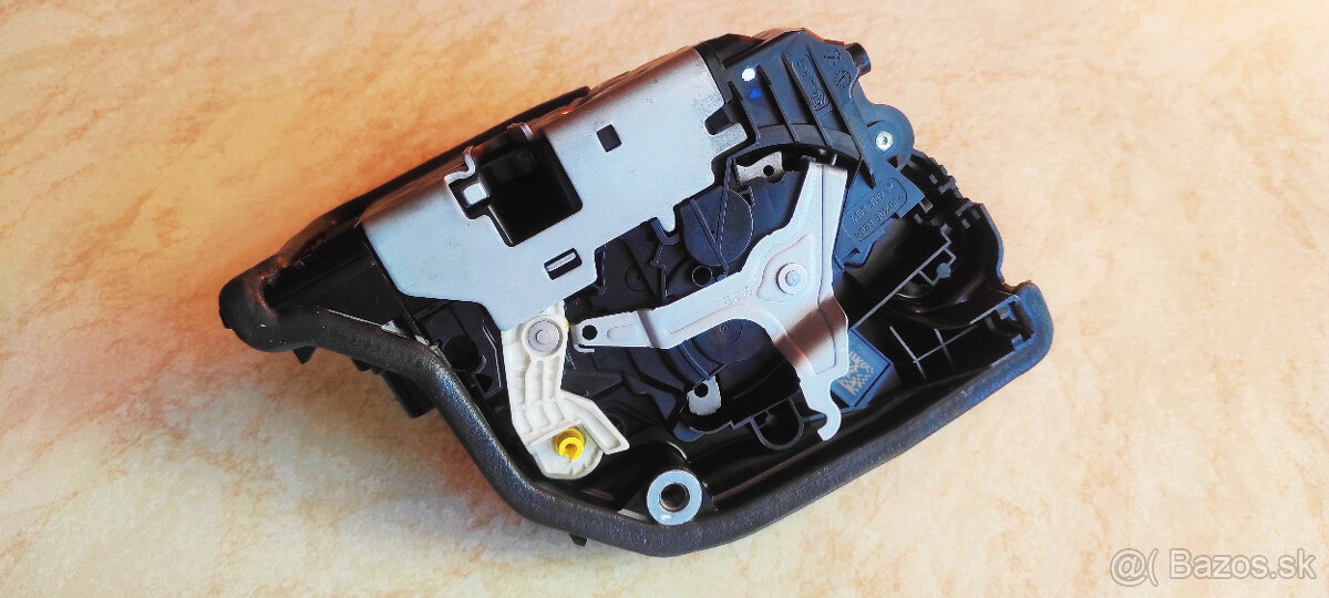 zámok pravých predných dverí na BMW - 7