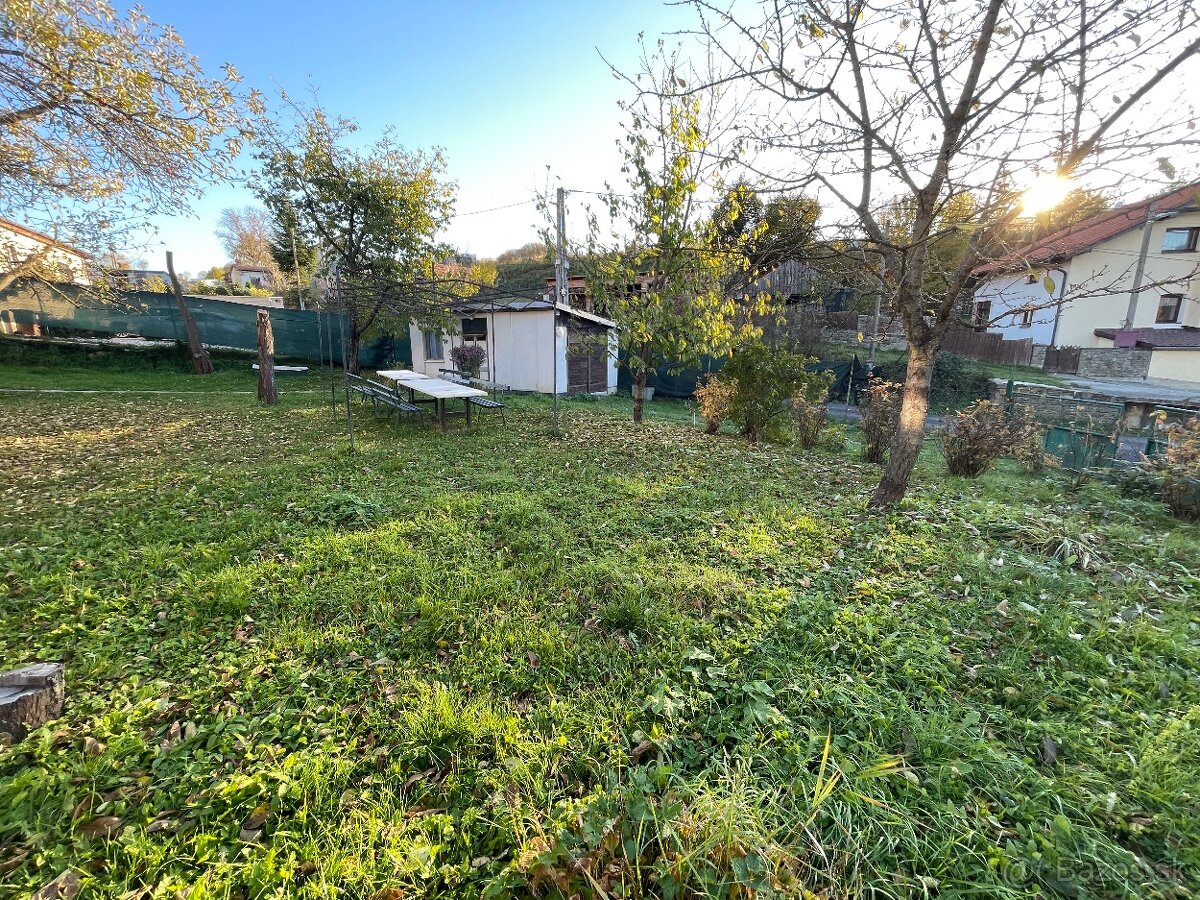 Predam pozemok s rozlohou 916 m² s chatkou a garážou - 7